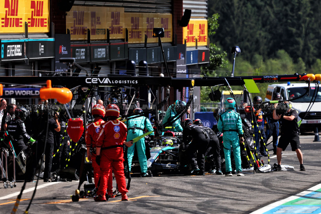 GP BELGIO, Lewis Hamilton (GBR) Mercedes AMG F1 W15 makes a pit stop.

28.07.2024. Formula 1 World Championship, Rd 14, Belgian Grand Prix, Spa Francorchamps, Belgium, Gara Day.

- www.xpbimages.com, EMail: requests@xpbimages.com © Copyright: Charniaux / XPB Images