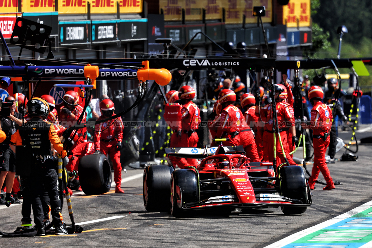 GP BELGIO, Carlos Sainz Jr (ESP) Ferrari SF-24 makes a pit stop.

28.07.2024. Formula 1 World Championship, Rd 14, Belgian Grand Prix, Spa Francorchamps, Belgium, Gara Day.

- www.xpbimages.com, EMail: requests@xpbimages.com © Copyright: Charniaux / XPB Images