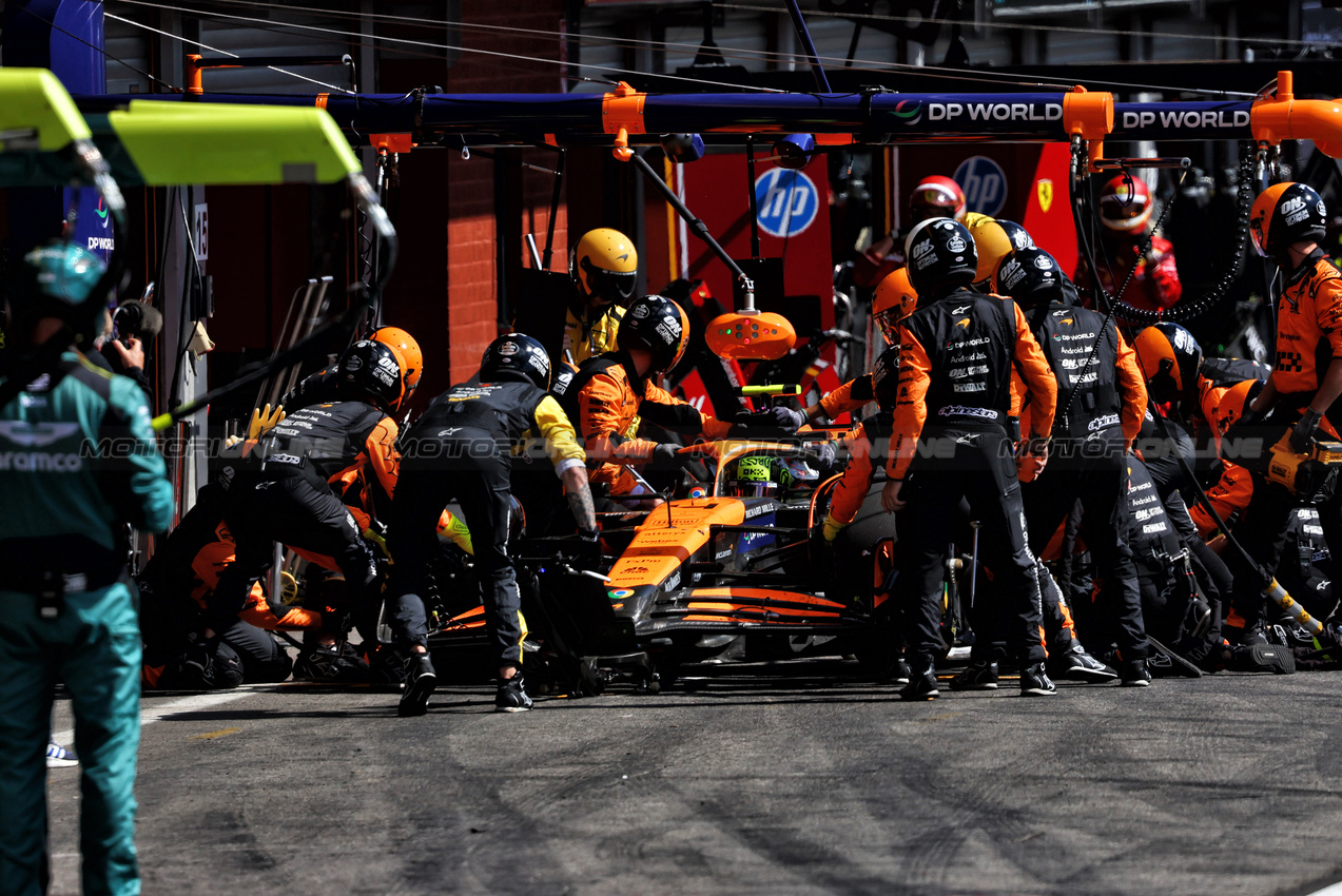 GP BELGIO, Lando Norris (GBR) McLaren MCL38 makes a pit stop.

28.07.2024. Formula 1 World Championship, Rd 14, Belgian Grand Prix, Spa Francorchamps, Belgium, Gara Day.

- www.xpbimages.com, EMail: requests@xpbimages.com © Copyright: Charniaux / XPB Images