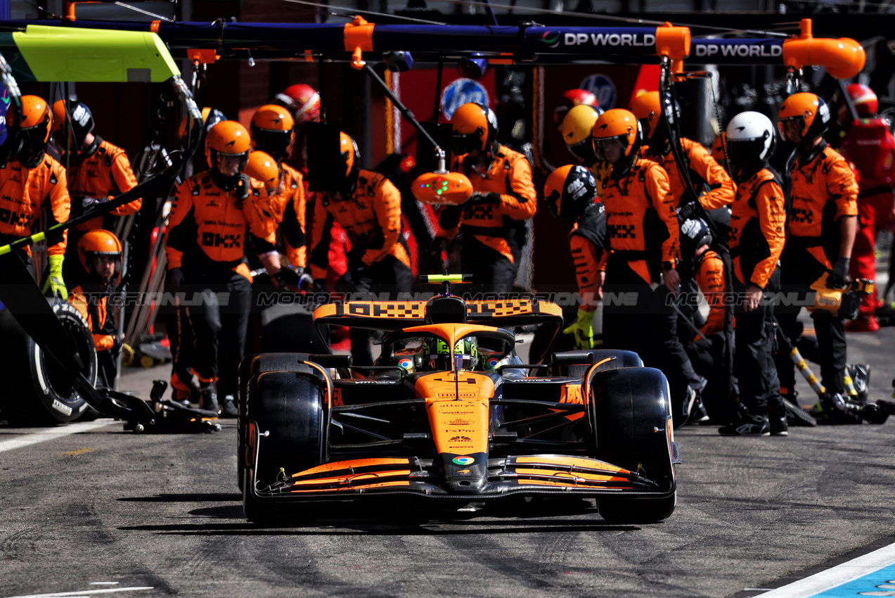 GP BELGIO, Lando Norris (GBR) McLaren MCL38 makes a pit stop.

28.07.2024. Formula 1 World Championship, Rd 14, Belgian Grand Prix, Spa Francorchamps, Belgium, Gara Day.

- www.xpbimages.com, EMail: requests@xpbimages.com © Copyright: Charniaux / XPB Images