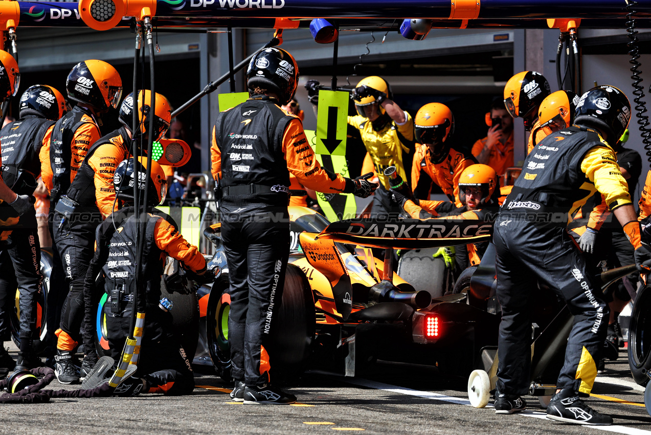 GP BELGIO, Oscar Piastri (AUS) McLaren MCL38 makes a pit stop.

28.07.2024. Formula 1 World Championship, Rd 14, Belgian Grand Prix, Spa Francorchamps, Belgium, Gara Day.

- www.xpbimages.com, EMail: requests@xpbimages.com © Copyright: Charniaux / XPB Images