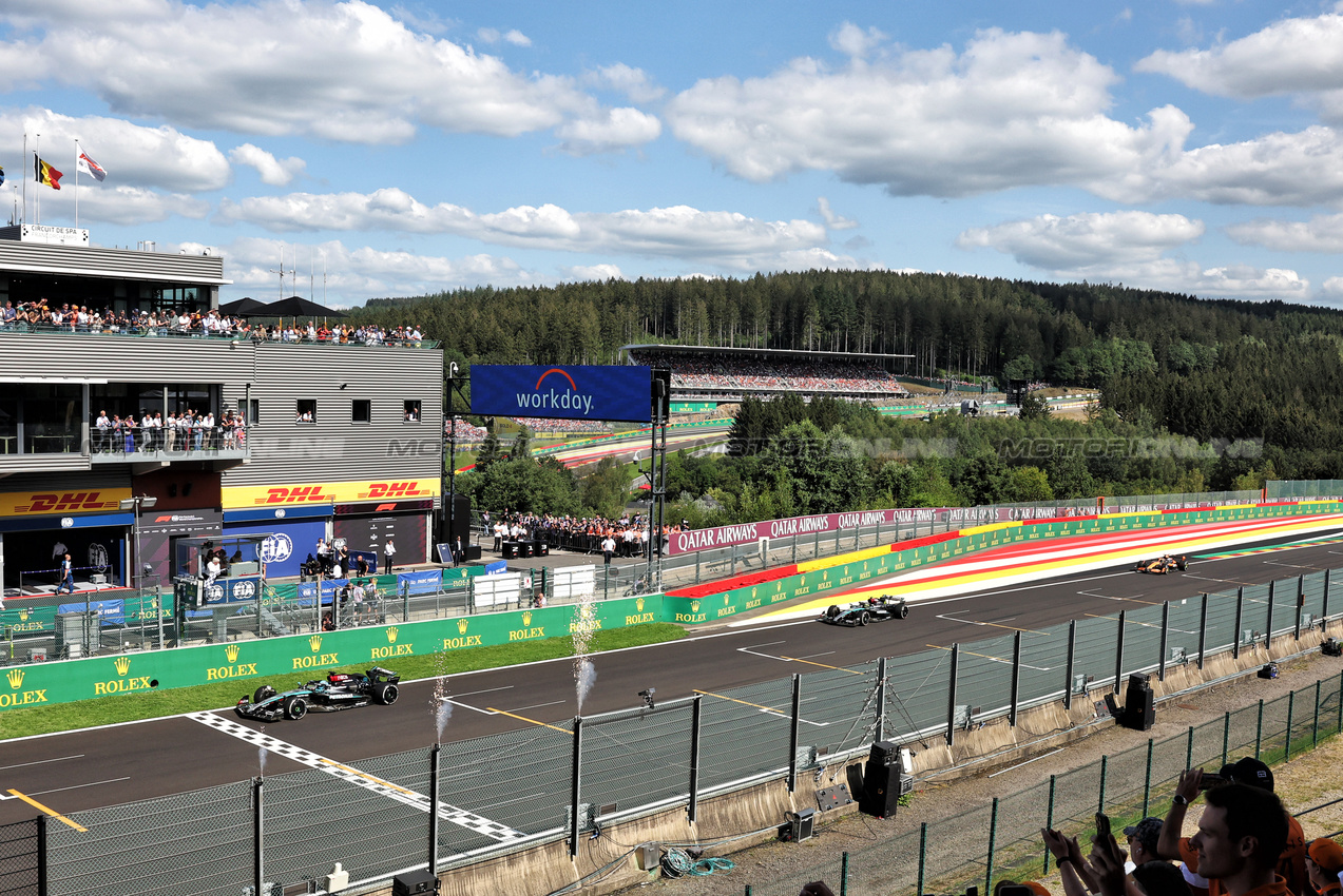 GP BELGIO, Gara winner George Russell (GBR) Mercedes AMG F1 W15 takes the chequered flag at the end of the race ahead of second placed Lewis Hamilton (GBR) Mercedes AMG F1 W15 e third placed Oscar Piastri (AUS) McLaren MCL38.

28.07.2024. Formula 1 World Championship, Rd 14, Belgian Grand Prix, Spa Francorchamps, Belgium, Gara Day.

- www.xpbimages.com, EMail: requests@xpbimages.com © Copyright: Bearne / XPB Images