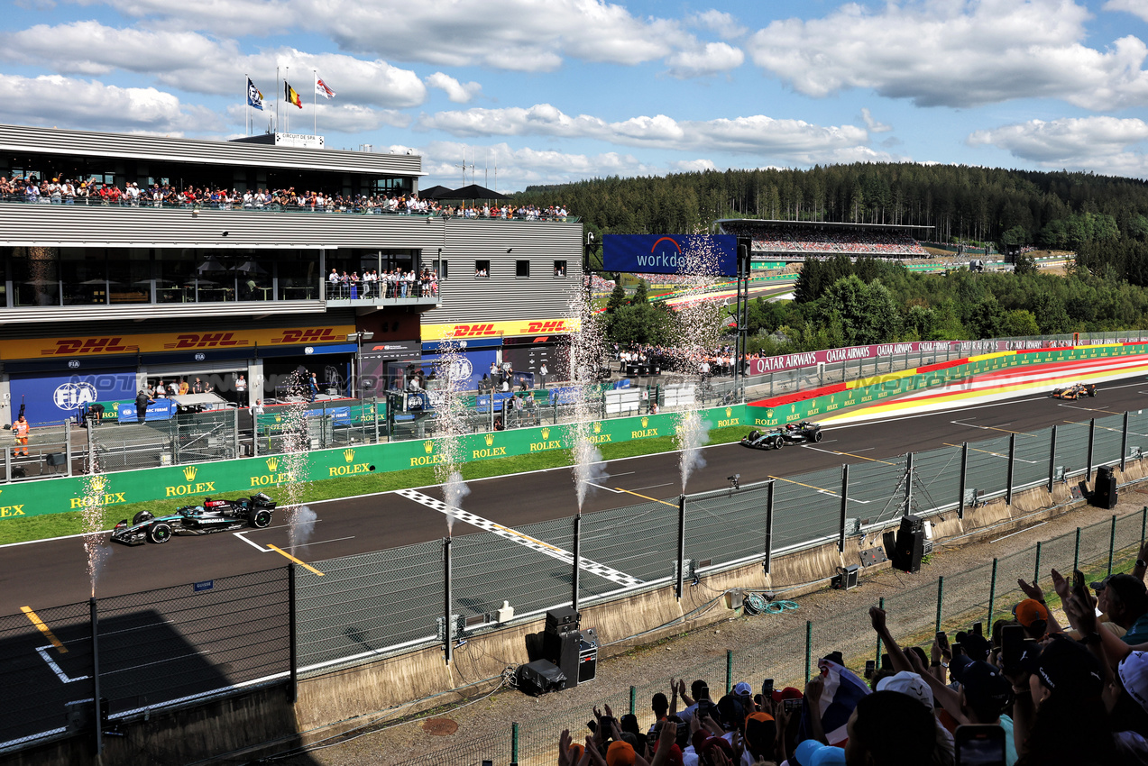 GP BELGIO, Gara winner George Russell (GBR) Mercedes AMG F1 W15 takes the chequered flag at the end of the race ahead of second placed Lewis Hamilton (GBR) Mercedes AMG F1 W15 e third placed Oscar Piastri (AUS) McLaren MCL38.

28.07.2024. Formula 1 World Championship, Rd 14, Belgian Grand Prix, Spa Francorchamps, Belgium, Gara Day.

- www.xpbimages.com, EMail: requests@xpbimages.com © Copyright: Bearne / XPB Images