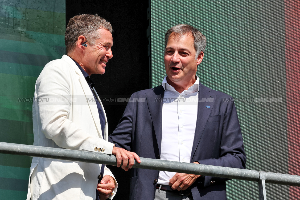 GP BELGIO, (L to R): Tom Kristensen (DEN) FIA Drivers' Commission President with Alexander De Croo (BEL) Prime Minister on the podium.

28.07.2024. Formula 1 World Championship, Rd 14, Belgian Grand Prix, Spa Francorchamps, Belgium, Gara Day.

- www.xpbimages.com, EMail: requests@xpbimages.com © Copyright: Moy / XPB Images