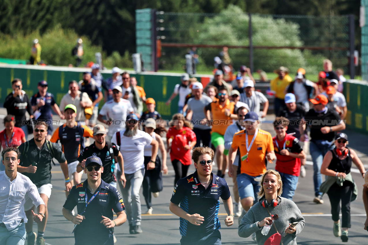 GP BELGIO, Circuit Atmosfera - fans on the circuit at the end of the race.

28.07.2024. Formula 1 World Championship, Rd 14, Belgian Grand Prix, Spa Francorchamps, Belgium, Gara Day.

- www.xpbimages.com, EMail: requests@xpbimages.com © Copyright: Moy / XPB Images