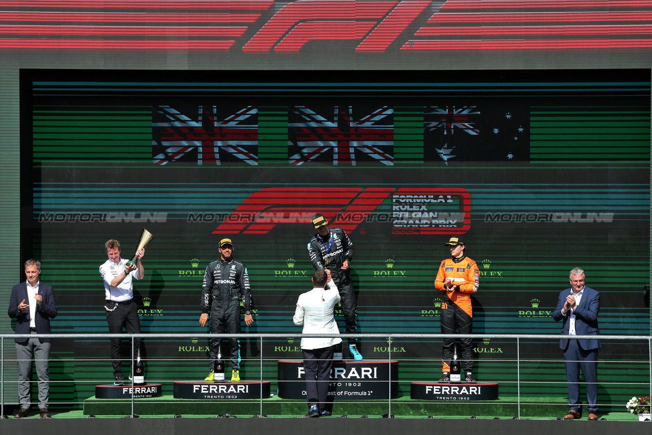 GP BELGIO, The podium (L to R): Joey McMillan (GBR) Mercedes AMG F1 Lead Gara Strategist; Lewis Hamilton (GBR) Mercedes AMG F1, second; George Russell (GBR) Mercedes AMG F1, vincitore; Oscar Piastri (AUS) McLaren, third.

28.07.2024. Formula 1 World Championship, Rd 14, Belgian Grand Prix, Spa Francorchamps, Belgium, Gara Day.

- www.xpbimages.com, EMail: requests@xpbimages.com © Copyright: Bearne / XPB Images