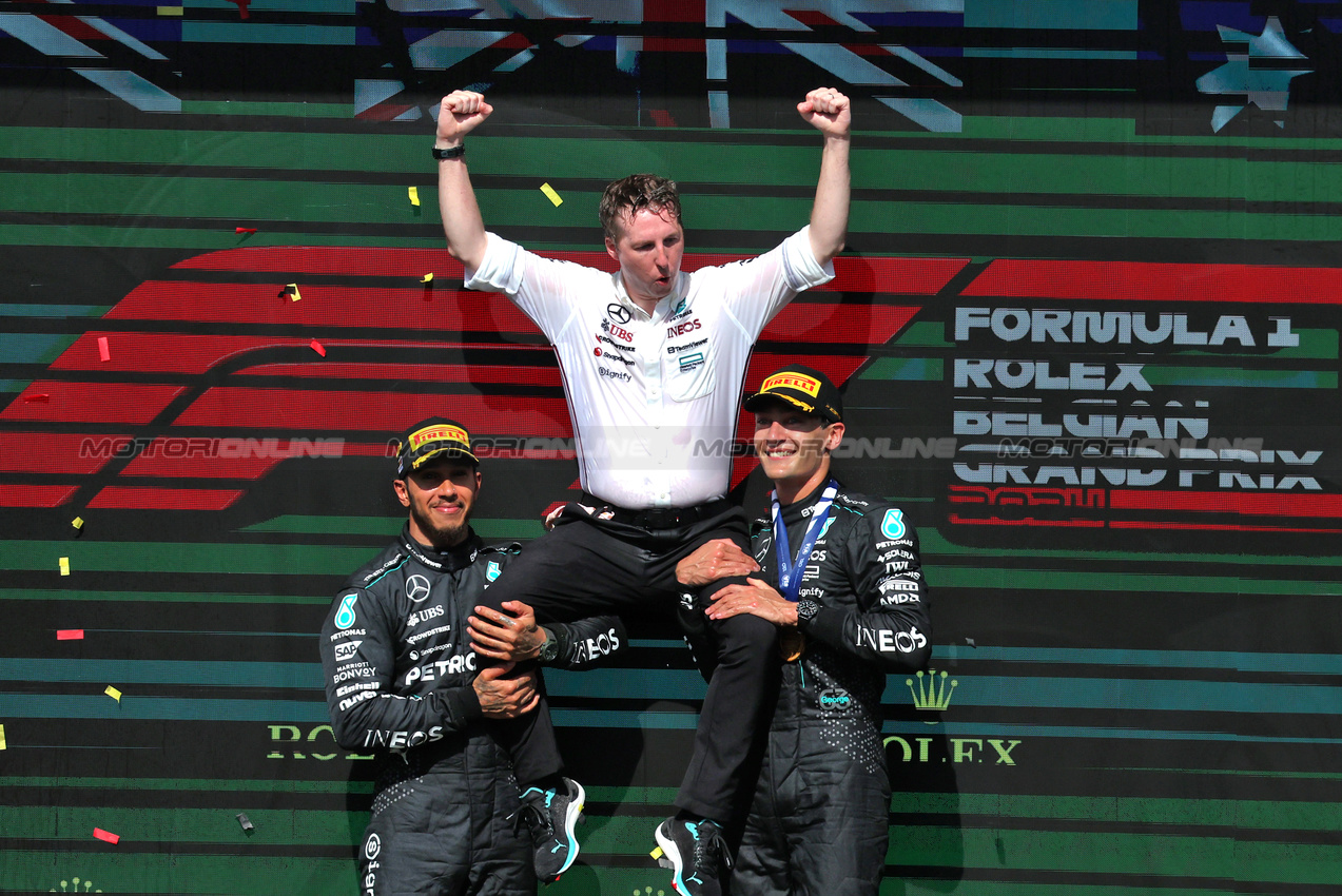 GP BELGIO, The podium (L to R): Lewis Hamilton (GBR) Mercedes AMG F1, second; Joey McMillan (GBR) Mercedes AMG F1 Lead Gara Strategist; George Russell (GBR) Mercedes AMG F1, vincitore.

28.07.2024. Formula 1 World Championship, Rd 14, Belgian Grand Prix, Spa Francorchamps, Belgium, Gara Day.

- www.xpbimages.com, EMail: requests@xpbimages.com © Copyright: Bearne / XPB Images