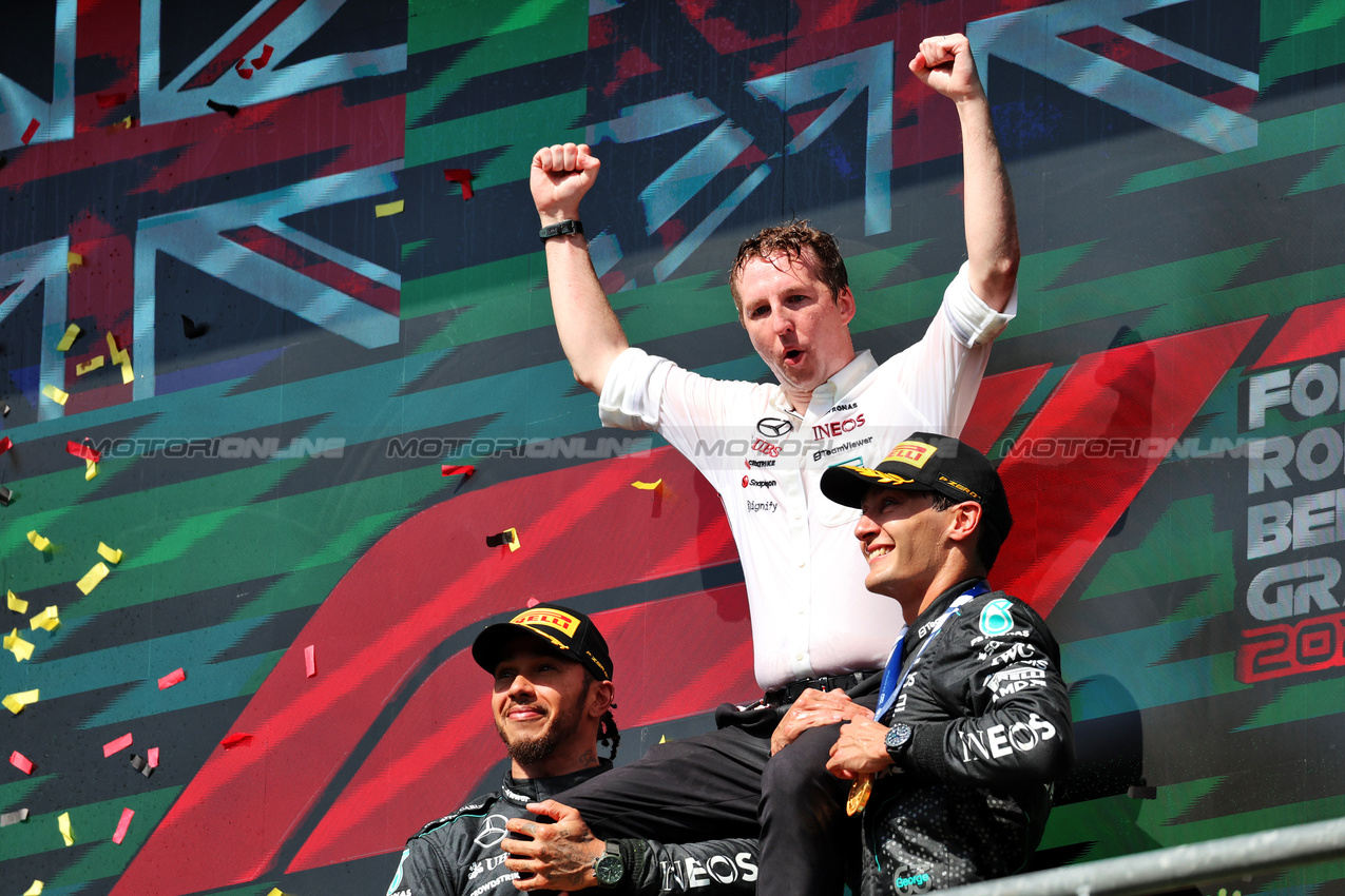 GP BELGIO, The podium (L to R): Lewis Hamilton (GBR) Mercedes AMG F1, second; Joey McMillan (GBR) Mercedes AMG F1 Lead Gara Strategist; George Russell (GBR) Mercedes AMG F1, vincitore.

28.07.2024. Formula 1 World Championship, Rd 14, Belgian Grand Prix, Spa Francorchamps, Belgium, Gara Day.

- www.xpbimages.com, EMail: requests@xpbimages.com © Copyright: Rew / XPB Images