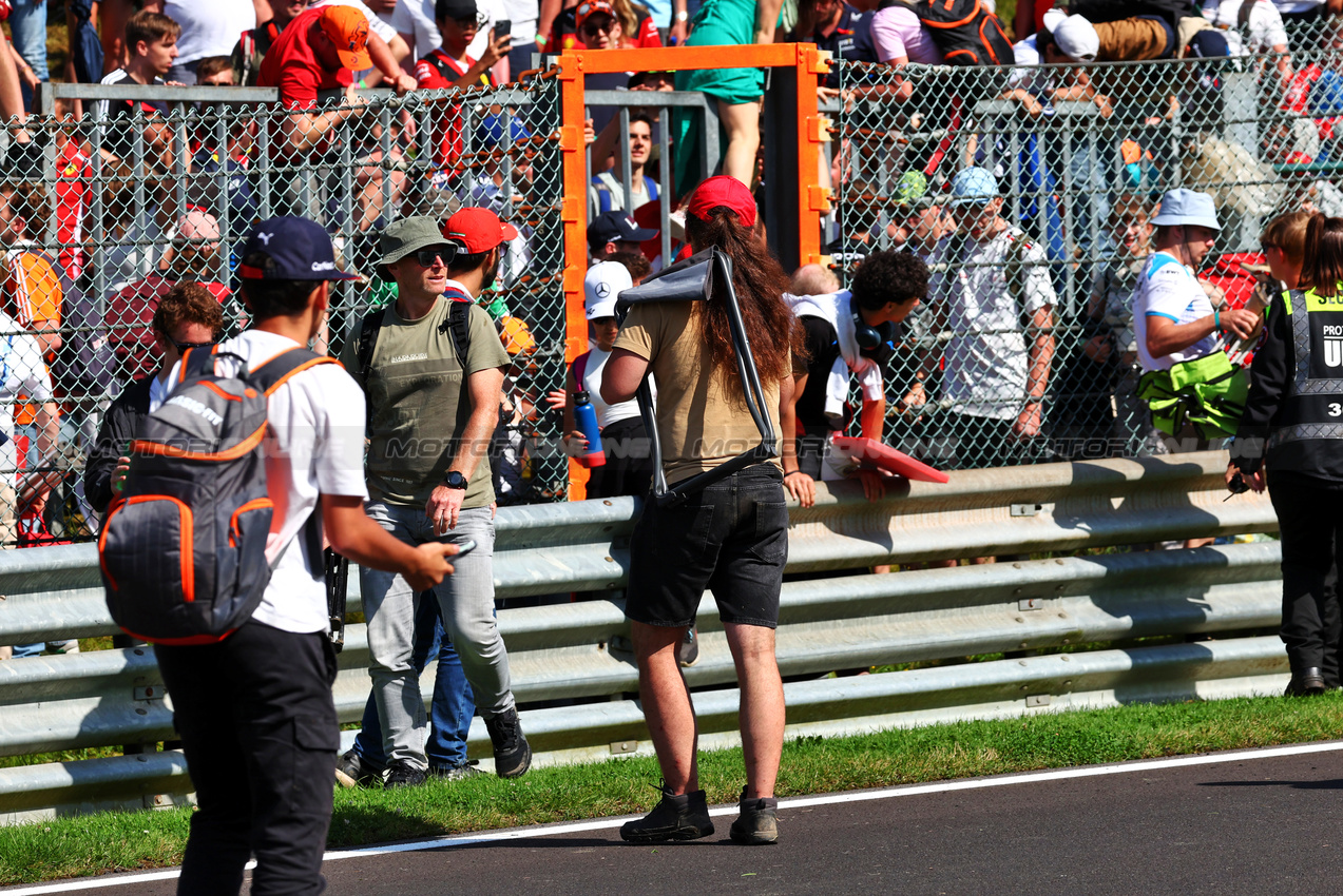 GP BELGIO, Circuit Atmosfera - fans invade the track at the end of the race.

28.07.2024. Formula 1 World Championship, Rd 14, Belgian Grand Prix, Spa Francorchamps, Belgium, Gara Day.

 - www.xpbimages.com, EMail: requests@xpbimages.com © Copyright: Coates / XPB Images