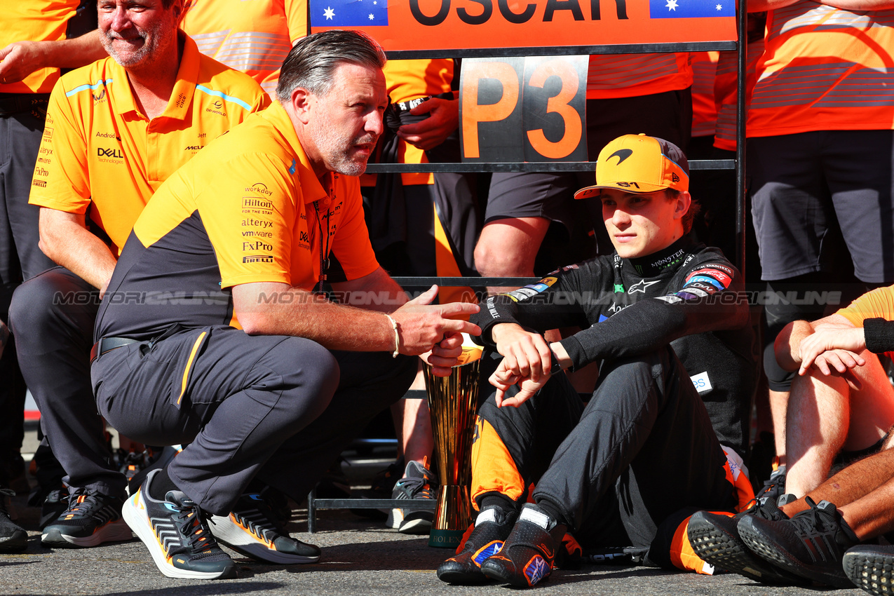 GP BELGIO, (L to R): Zak Brown (USA) McLaren Executive Director with Oscar Piastri (AUS) McLaren.

28.07.2024. Formula 1 World Championship, Rd 14, Belgian Grand Prix, Spa Francorchamps, Belgium, Gara Day.

 - www.xpbimages.com, EMail: requests@xpbimages.com © Copyright: Coates / XPB Images