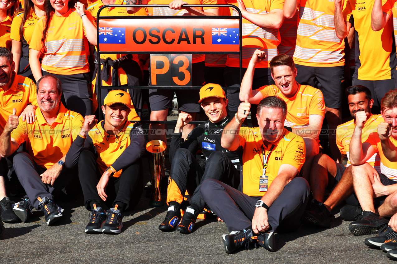 GP BELGIO, Oscar Piastri (AUS) McLaren celebrates his third position with the team.

28.07.2024. Formula 1 World Championship, Rd 14, Belgian Grand Prix, Spa Francorchamps, Belgium, Gara Day.

 - www.xpbimages.com, EMail: requests@xpbimages.com © Copyright: Coates / XPB Images