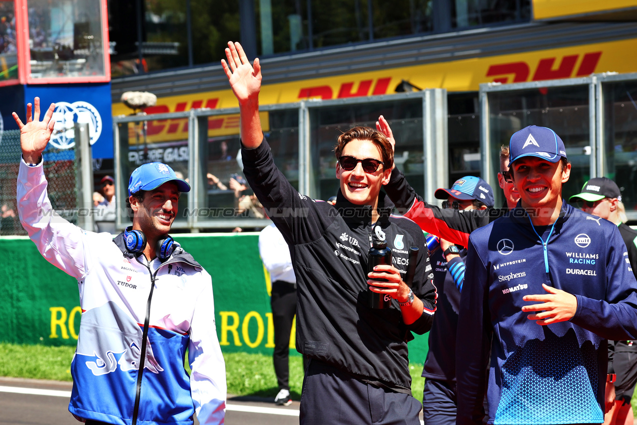 GP BELGIO, (L to R): Daniel Ricciardo (AUS) RB; George Russell (GBR) Mercedes AMG F1; e Alexander Albon (THA) Williams Racing, on the drivers' parade.

28.07.2024. Formula 1 World Championship, Rd 14, Belgian Grand Prix, Spa Francorchamps, Belgium, Gara Day.

 - www.xpbimages.com, EMail: requests@xpbimages.com © Copyright: Coates / XPB Images