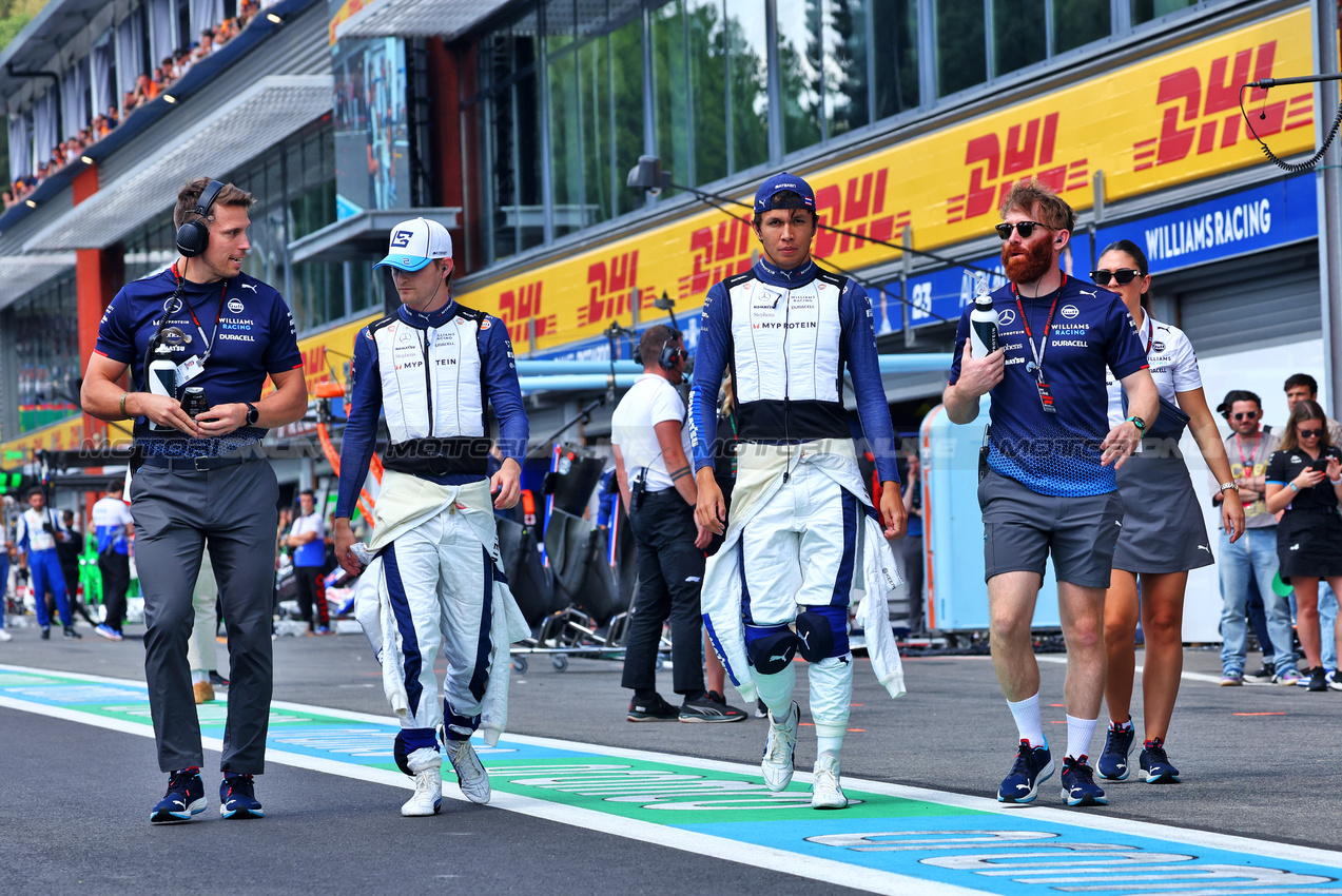 GP BELGIO, Logan Sargeant (USA) Williams Racing e Alexander Albon (THA) Williams Racing on the grid.

28.07.2024. Formula 1 World Championship, Rd 14, Belgian Grand Prix, Spa Francorchamps, Belgium, Gara Day.

- www.xpbimages.com, EMail: requests@xpbimages.com © Copyright: Charniaux / XPB Images