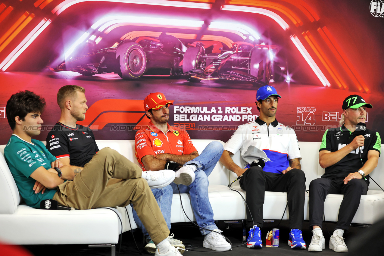 GP BELGIO, (L to R): Lance Stroll (CDN) Aston Martin F1 Team; Kevin Magnussen (DEN) Haas F1 Team; Carlos Sainz Jr (ESP) Ferrari; Daniel Ricciardo (AUS) RB; e Valtteri Bottas (FIN) Sauber, in the FIA Press Conference.

25.07.2024. Formula 1 World Championship, Rd 14, Belgian Grand Prix, Spa Francorchamps, Belgium, Preparation Day.

- www.xpbimages.com, EMail: requests@xpbimages.com © Copyright: Bearne / XPB Images