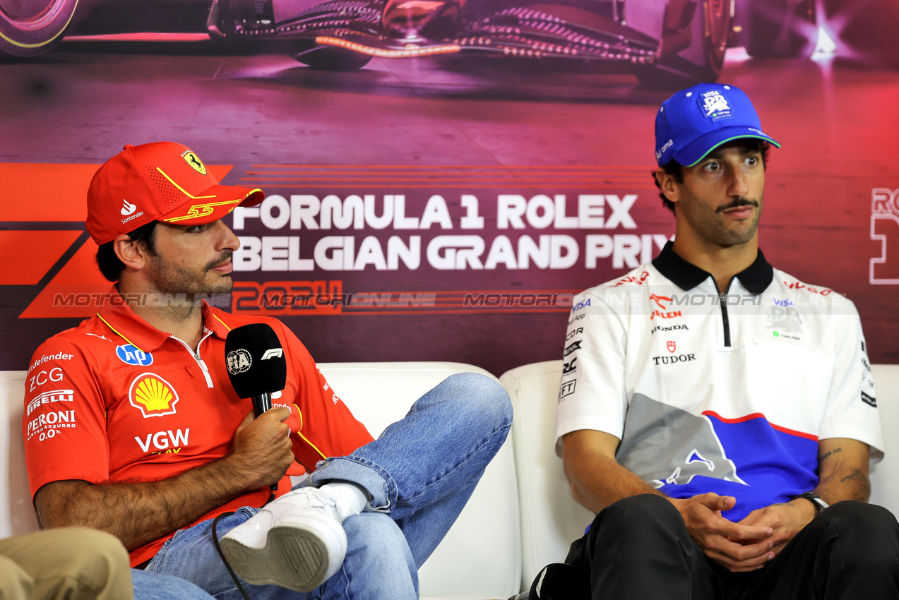 GP BELGIO, (L to R): Carlos Sainz Jr (ESP) Ferrari e Daniel Ricciardo (AUS) RB in the FIA Press Conference.

25.07.2024. Formula 1 World Championship, Rd 14, Belgian Grand Prix, Spa Francorchamps, Belgium, Preparation Day.

- www.xpbimages.com, EMail: requests@xpbimages.com © Copyright: Bearne / XPB Images