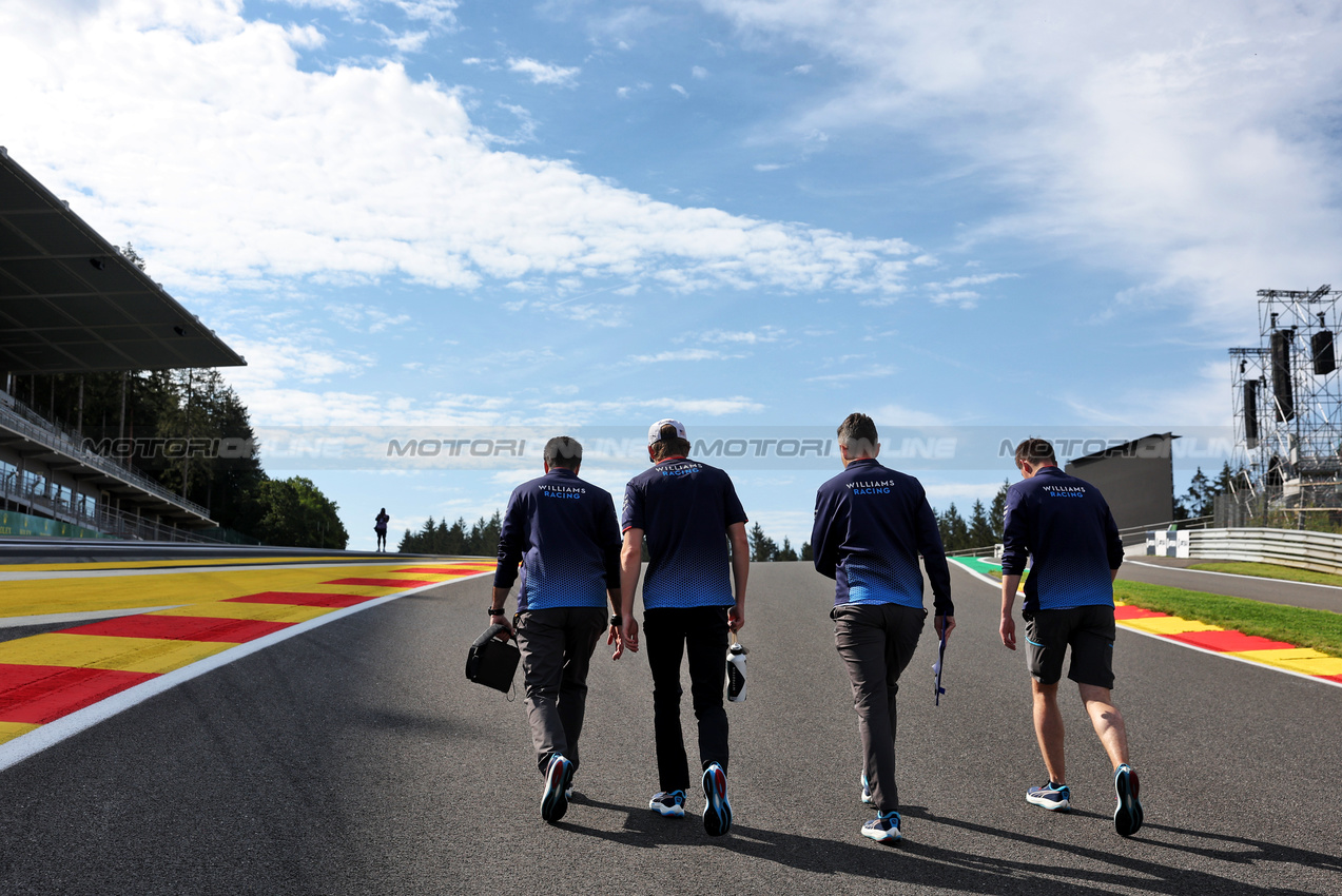 GP BELGIO, Logan Sargeant (USA) Williams Racing walks the circuit with the team.

25.07.2024. Formula 1 World Championship, Rd 14, Belgian Grand Prix, Spa Francorchamps, Belgium, Preparation Day.

- www.xpbimages.com, EMail: requests@xpbimages.com © Copyright: Bearne / XPB Images