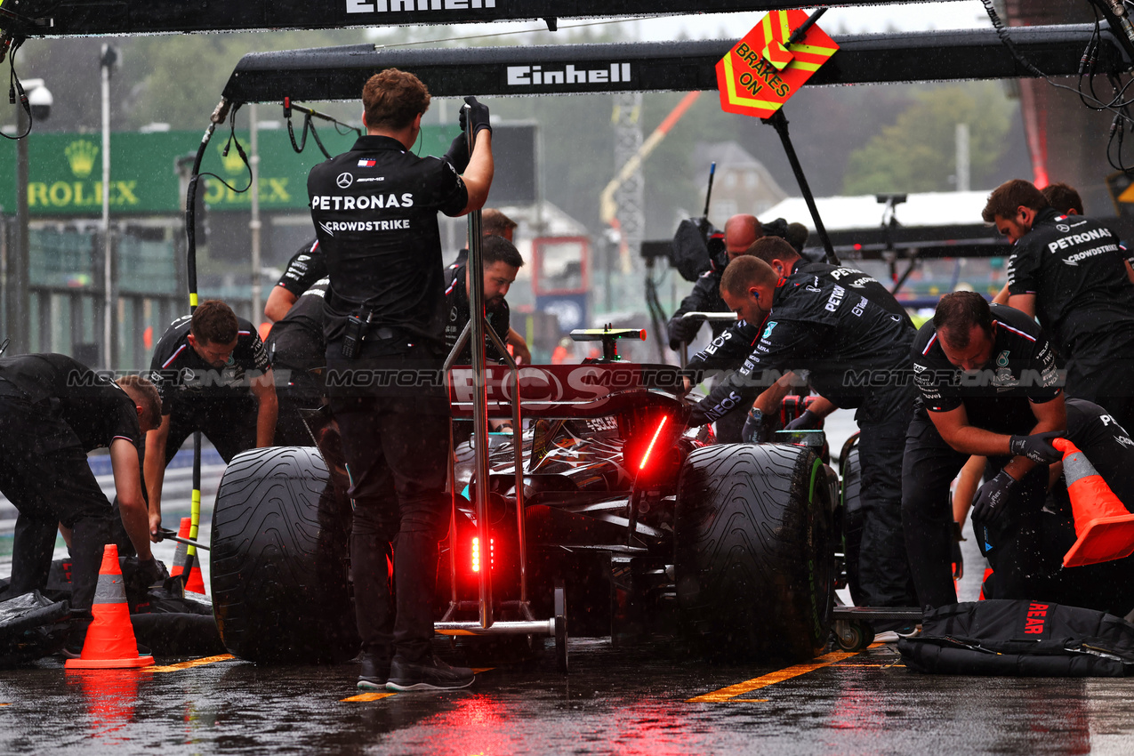 GP BELGIO, Lewis Hamilton (GBR) Mercedes AMG F1 W15 in the pits.

27.07.2024. Formula 1 World Championship, Rd 14, Belgian Grand Prix, Spa Francorchamps, Belgium, Qualifiche Day.

 - www.xpbimages.com, EMail: requests@xpbimages.com © Copyright: Coates / XPB Images