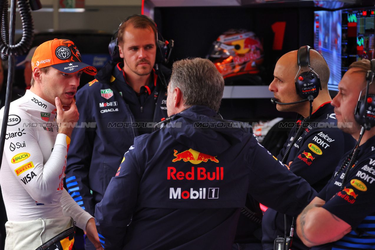 GP BELGIO, (L to R): Max Verstappen (NLD) Red Bull Racing with Christian Horner (GBR) Red Bull Racing Team Principal e Gianpiero Lambiase (ITA) Red Bull Racing Engineer.

27.07.2024. Formula 1 World Championship, Rd 14, Belgian Grand Prix, Spa Francorchamps, Belgium, Qualifiche Day.

 - www.xpbimages.com, EMail: requests@xpbimages.com © Copyright: Coates / XPB Images