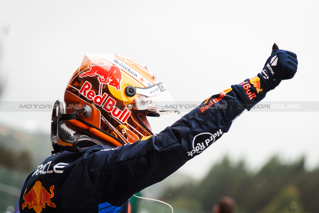 GP BELGIO, Max Verstappen (NLD) Red Bull Racing celebrates his pole position in qualifying parc ferme.

27.07.2024. Formula 1 World Championship, Rd 14, Belgian Grand Prix, Spa Francorchamps, Belgium, Qualifiche Day.

- www.xpbimages.com, EMail: requests@xpbimages.com © Copyright: Bearne / XPB Images