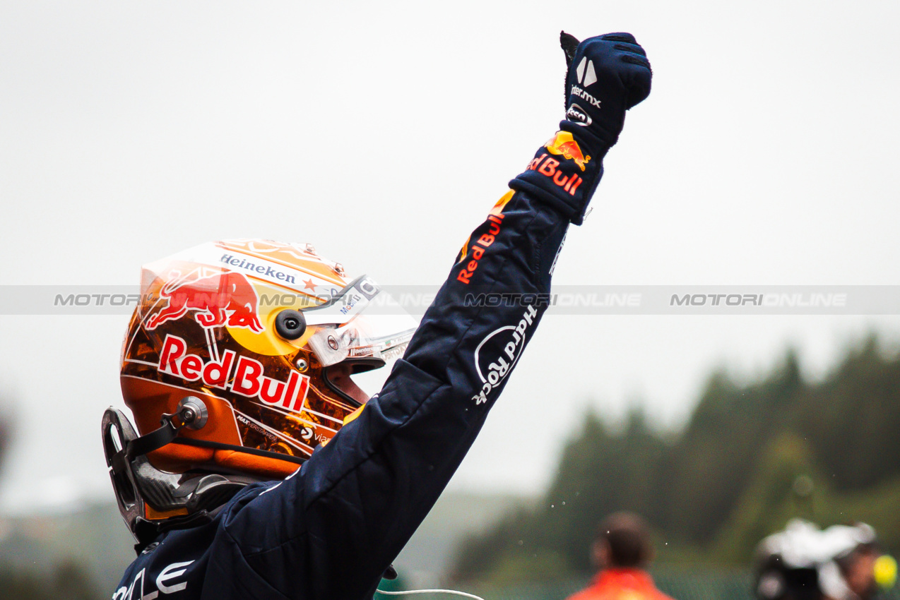 GP BELGIO, Max Verstappen (NLD) Red Bull Racing celebrates his pole position in qualifying parc ferme.

27.07.2024. Formula 1 World Championship, Rd 14, Belgian Grand Prix, Spa Francorchamps, Belgium, Qualifiche Day.

- www.xpbimages.com, EMail: requests@xpbimages.com © Copyright: Bearne / XPB Images