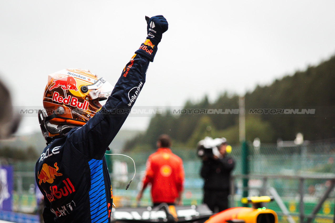 GP BELGIO, Max Verstappen (NLD) Red Bull Racing celebrates his pole position in qualifying parc ferme.

27.07.2024. Formula 1 World Championship, Rd 14, Belgian Grand Prix, Spa Francorchamps, Belgium, Qualifiche Day.

- www.xpbimages.com, EMail: requests@xpbimages.com © Copyright: Bearne / XPB Images