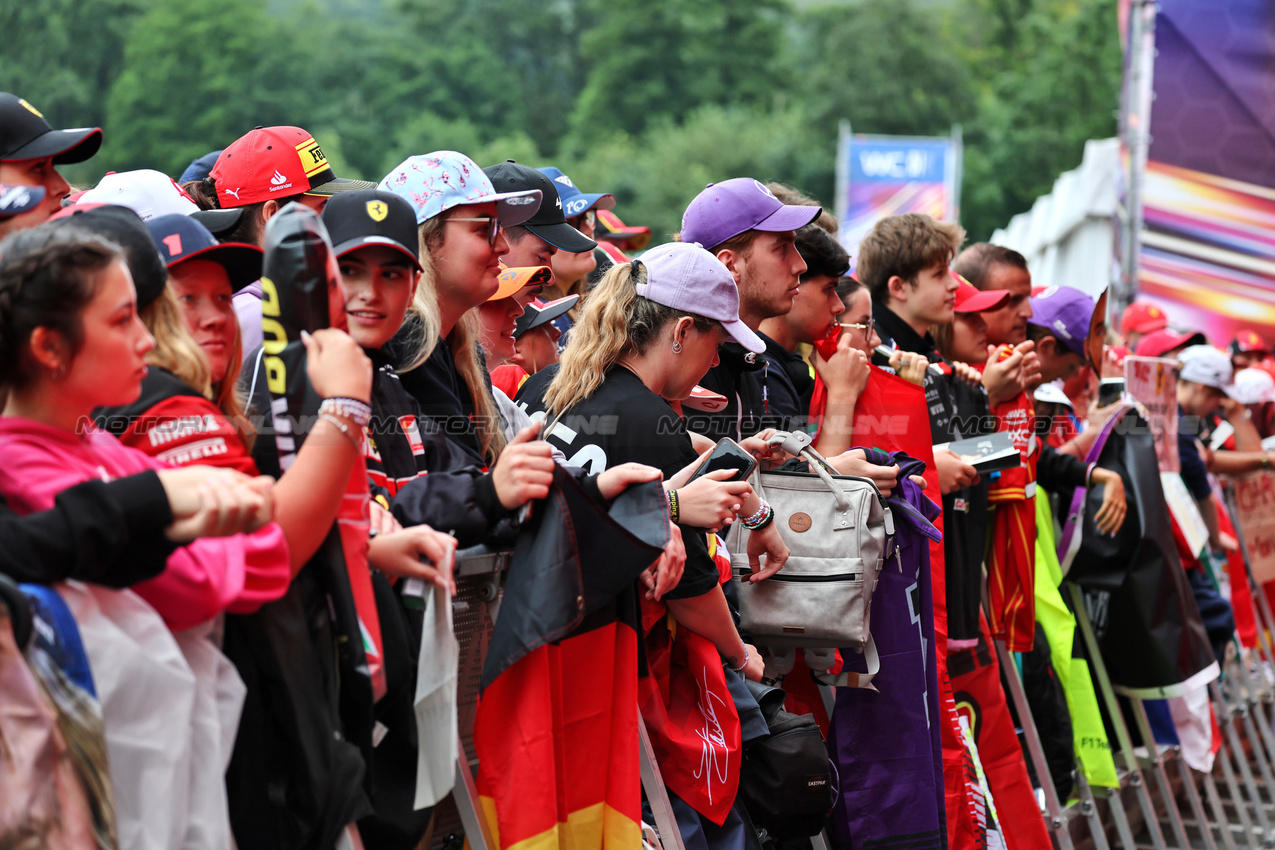 GP BELGIO, Circuit Atmosfera - fans at the FanZone Stage.

27.07.2024. Formula 1 World Championship, Rd 14, Belgian Grand Prix, Spa Francorchamps, Belgium, Qualifiche Day.

- www.xpbimages.com, EMail: requests@xpbimages.com © Copyright: Moy / XPB Images