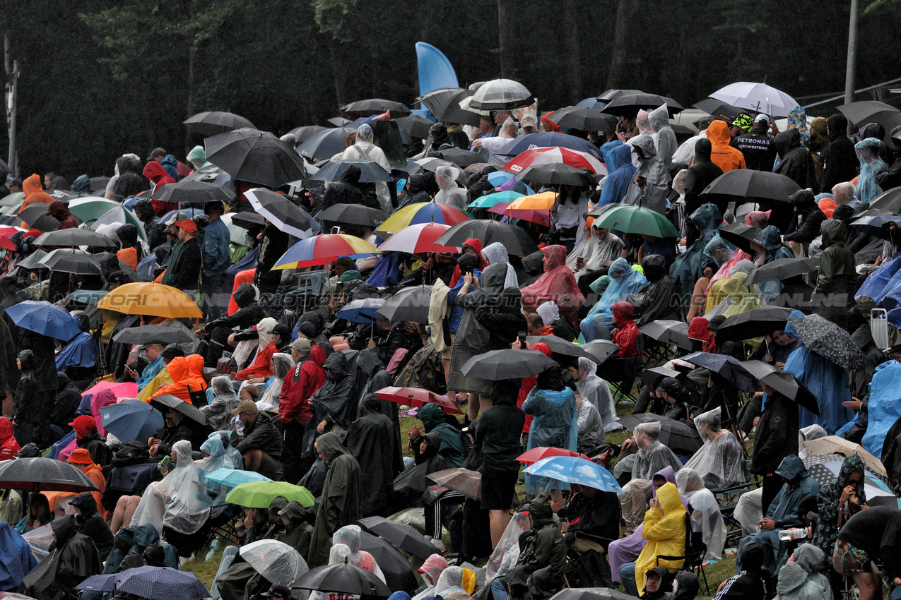 GP BELGIO, Circuit Atmosfera - fans in the rain.

27.07.2024. Formula 1 World Championship, Rd 14, Belgian Grand Prix, Spa Francorchamps, Belgium, Qualifiche Day.

- www.xpbimages.com, EMail: requests@xpbimages.com © Copyright: Moy / XPB Images