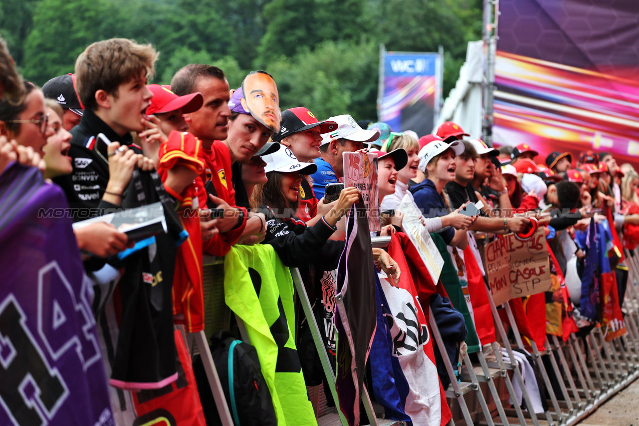 GP BELGIO, Circuit Atmosfera - fans at the FanZone Stage.

27.07.2024. Formula 1 World Championship, Rd 14, Belgian Grand Prix, Spa Francorchamps, Belgium, Qualifiche Day.

- www.xpbimages.com, EMail: requests@xpbimages.com © Copyright: Moy / XPB Images