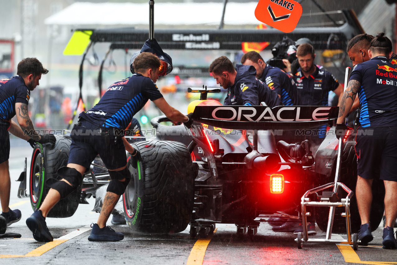 GP BELGIO, Max Verstappen (NLD) Red Bull Racing RB20 in the pits.

27.07.2024. Formula 1 World Championship, Rd 14, Belgian Grand Prix, Spa Francorchamps, Belgium, Qualifiche Day.

 - www.xpbimages.com, EMail: requests@xpbimages.com © Copyright: Coates / XPB Images