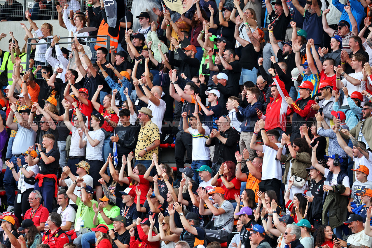 GP BELGIO, Circuit Atmosfera - fans in the grandstand.

26.07.2024. Formula 1 World Championship, Rd 14, Belgian Grand Prix, Spa Francorchamps, Belgium, Practice Day.

- www.xpbimages.com, EMail: requests@xpbimages.com © Copyright: Moy / XPB Images