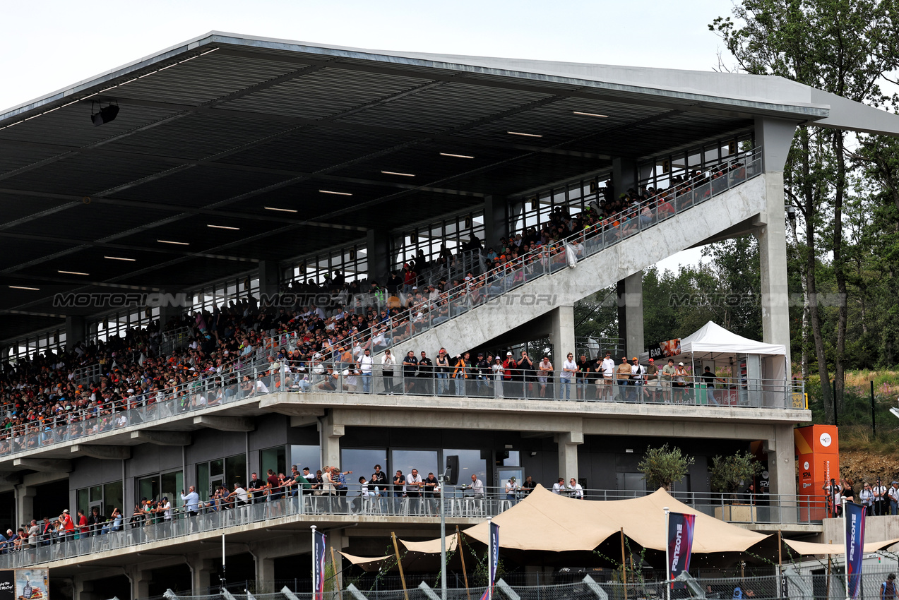 GP BELGIO, Circuit Atmosfera - fans in the grandstand.

26.07.2024. Formula 1 World Championship, Rd 14, Belgian Grand Prix, Spa Francorchamps, Belgium, Practice Day.

- www.xpbimages.com, EMail: requests@xpbimages.com © Copyright: Moy / XPB Images