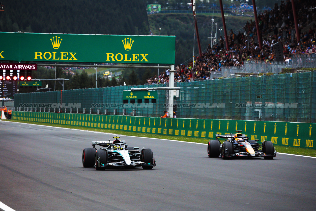 GP BELGIO, Lewis Hamilton (GBR) Mercedes AMG F1 W15 e Max Verstappen (NLD) Red Bull Racing RB20.

26.07.2024. Formula 1 World Championship, Rd 14, Belgian Grand Prix, Spa Francorchamps, Belgium, Practice Day.

- www.xpbimages.com, EMail: requests@xpbimages.com © Copyright: Bearne / XPB Images