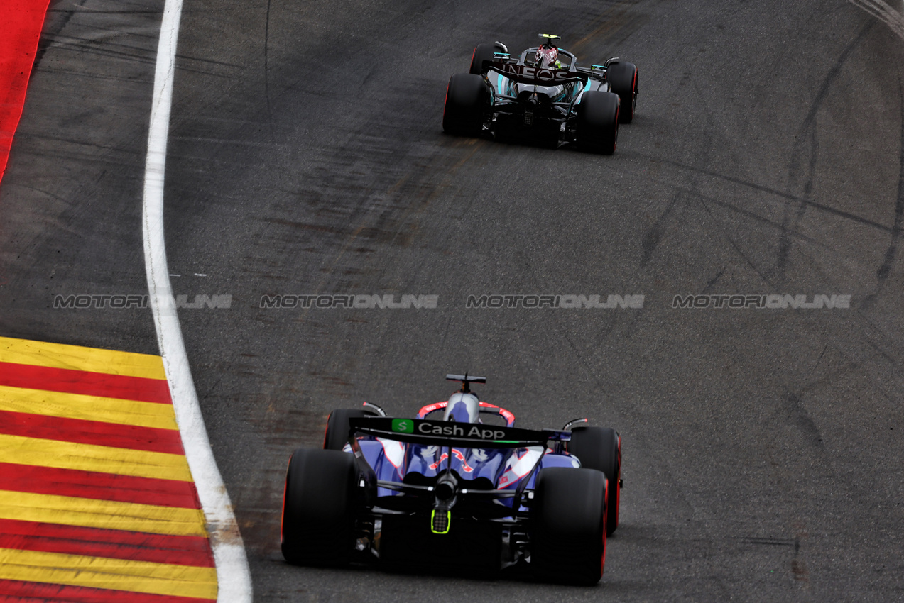 GP BELGIO, Lewis Hamilton (GBR) Mercedes AMG F1 W15 e Daniel Ricciardo (AUS) RB VCARB 01.

26.07.2024. Formula 1 World Championship, Rd 14, Belgian Grand Prix, Spa Francorchamps, Belgium, Practice Day.

 - www.xpbimages.com, EMail: requests@xpbimages.com © Copyright: Coates / XPB Images