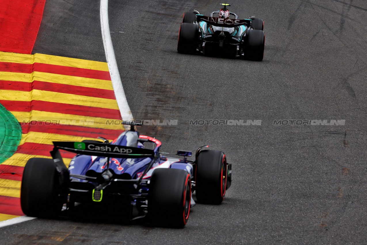 GP BELGIO, Lewis Hamilton (GBR) Mercedes AMG F1 W15 e Daniel Ricciardo (AUS) RB VCARB 01.

26.07.2024. Formula 1 World Championship, Rd 14, Belgian Grand Prix, Spa Francorchamps, Belgium, Practice Day.

 - www.xpbimages.com, EMail: requests@xpbimages.com © Copyright: Coates / XPB Images