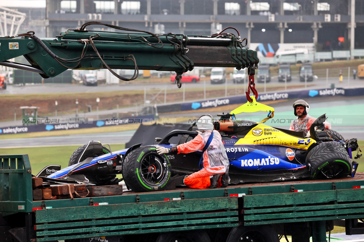 GP BRASILE, The Williams Racing FW46 of Alexander Albon (THA) Williams Racing is recovered back to the pits on the back of a truck after he crashed during qualifying.

03.11.2024. Formula 1 World Championship, Rd 21, Brazilian Grand Prix, Sao Paulo, Brazil, Gara Day.

 - www.xpbimages.com, EMail: requests@xpbimages.com © Copyright: Coates / XPB Images