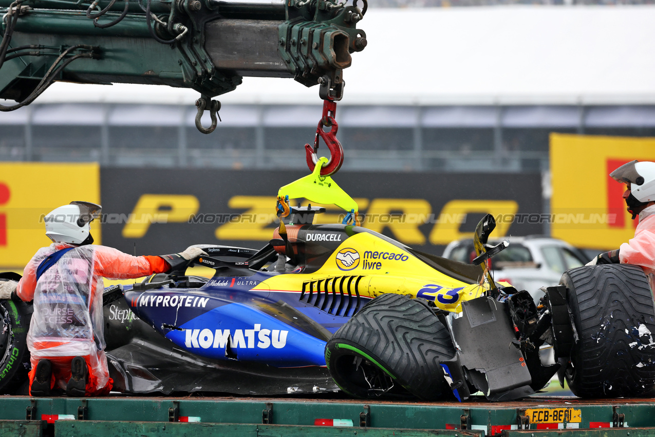 GP BRASILE, The Williams Racing FW46 of Alexander Albon (THA) Williams Racing is recovered back to the pits on the back of a truck after he crashed during qualifying.

03.11.2024. Formula 1 World Championship, Rd 21, Brazilian Grand Prix, Sao Paulo, Brazil, Gara Day.

 - www.xpbimages.com, EMail: requests@xpbimages.com © Copyright: Coates / XPB Images