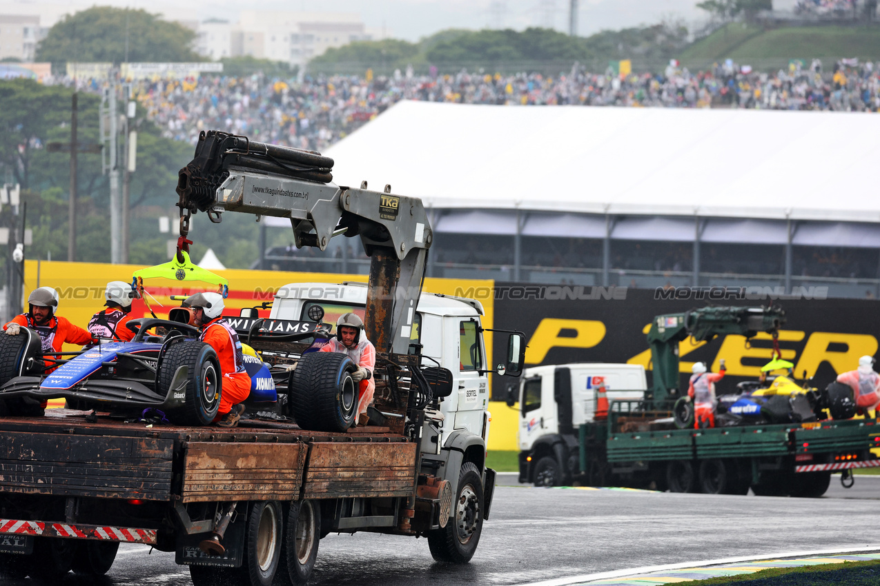 GP BRASILE, The Williams Racing FW46s of Alexander Albon (THA) e Franco Colapinto (ARG) are recovered back to the pits on the backs of trucks after they crashed during qualifying.

03.11.2024. Formula 1 World Championship, Rd 21, Brazilian Grand Prix, Sao Paulo, Brazil, Gara Day.

 - www.xpbimages.com, EMail: requests@xpbimages.com © Copyright: Coates / XPB Images