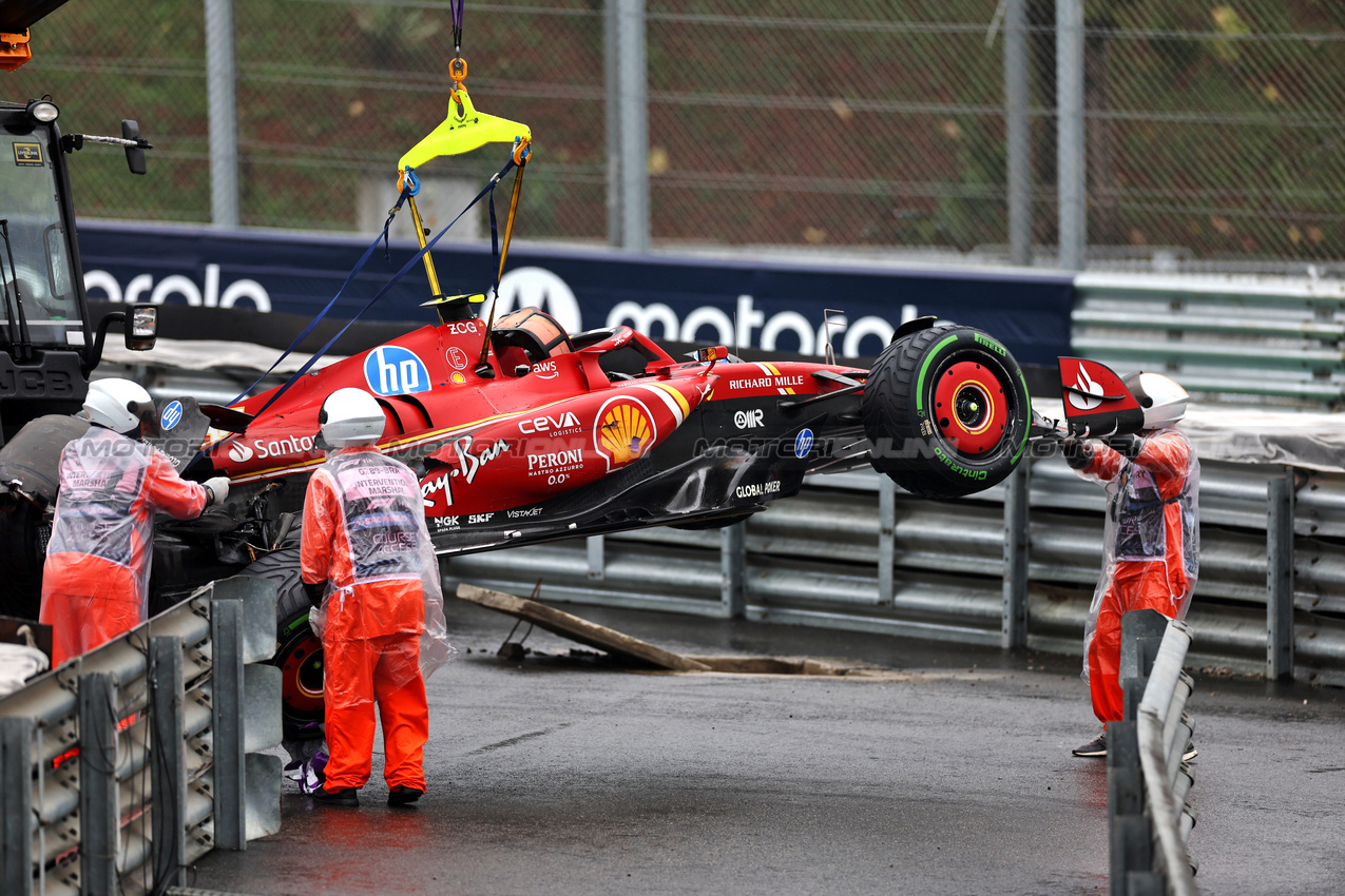 GP BRASILE, The Ferrari SF-24 of Carlos Sainz Jr (ESP) Ferrari, who crashed during qualifying.

03.11.2024. Formula 1 World Championship, Rd 21, Brazilian Grand Prix, Sao Paulo, Brazil, Gara Day.

 - www.xpbimages.com, EMail: requests@xpbimages.com © Copyright: Staley / XPB Images