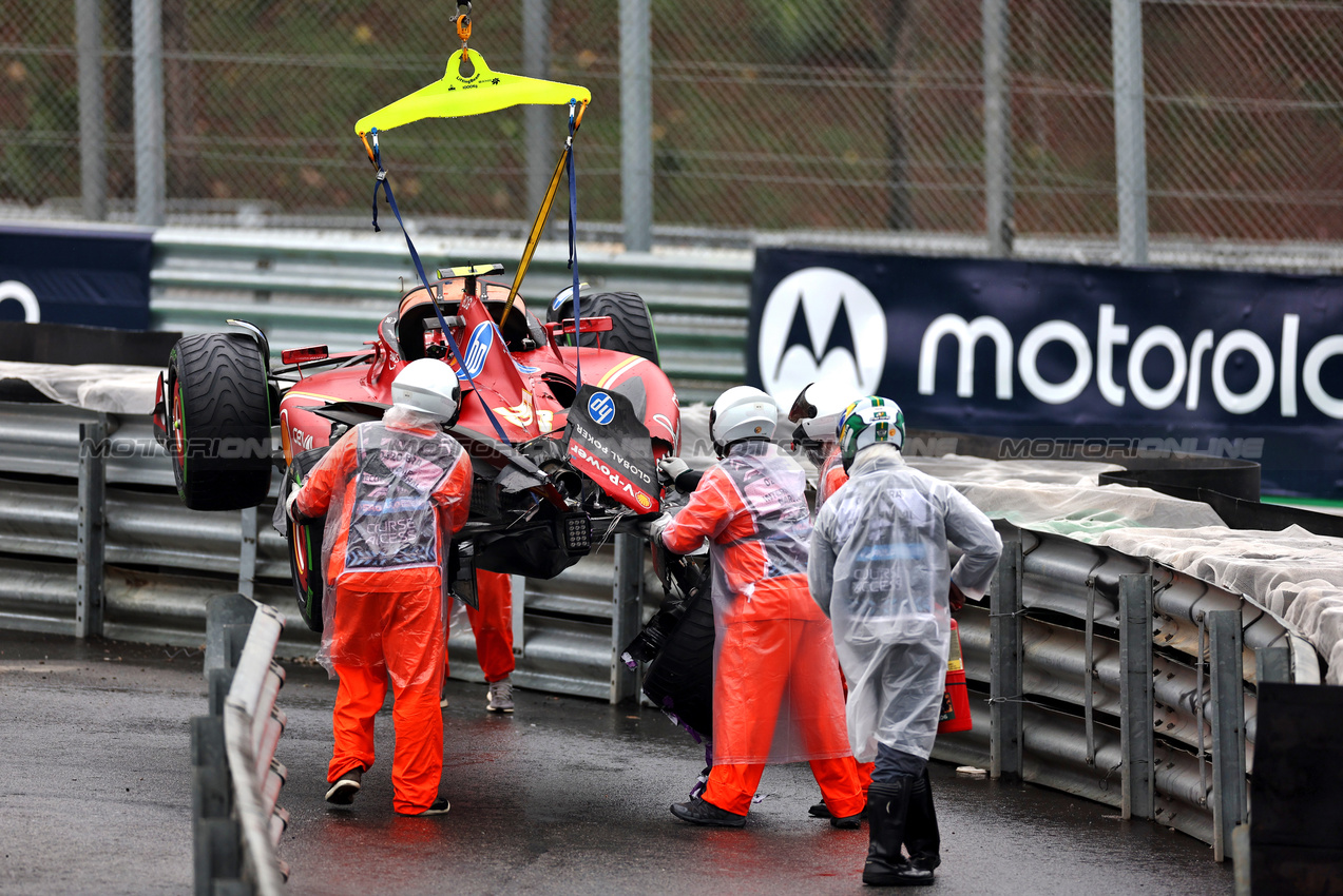 GP BRASILE, The Ferrari SF-24 of Carlos Sainz Jr (ESP) Ferrari, who crashed during qualifying.

03.11.2024. Formula 1 World Championship, Rd 21, Brazilian Grand Prix, Sao Paulo, Brazil, Gara Day.

 - www.xpbimages.com, EMail: requests@xpbimages.com © Copyright: Staley / XPB Images