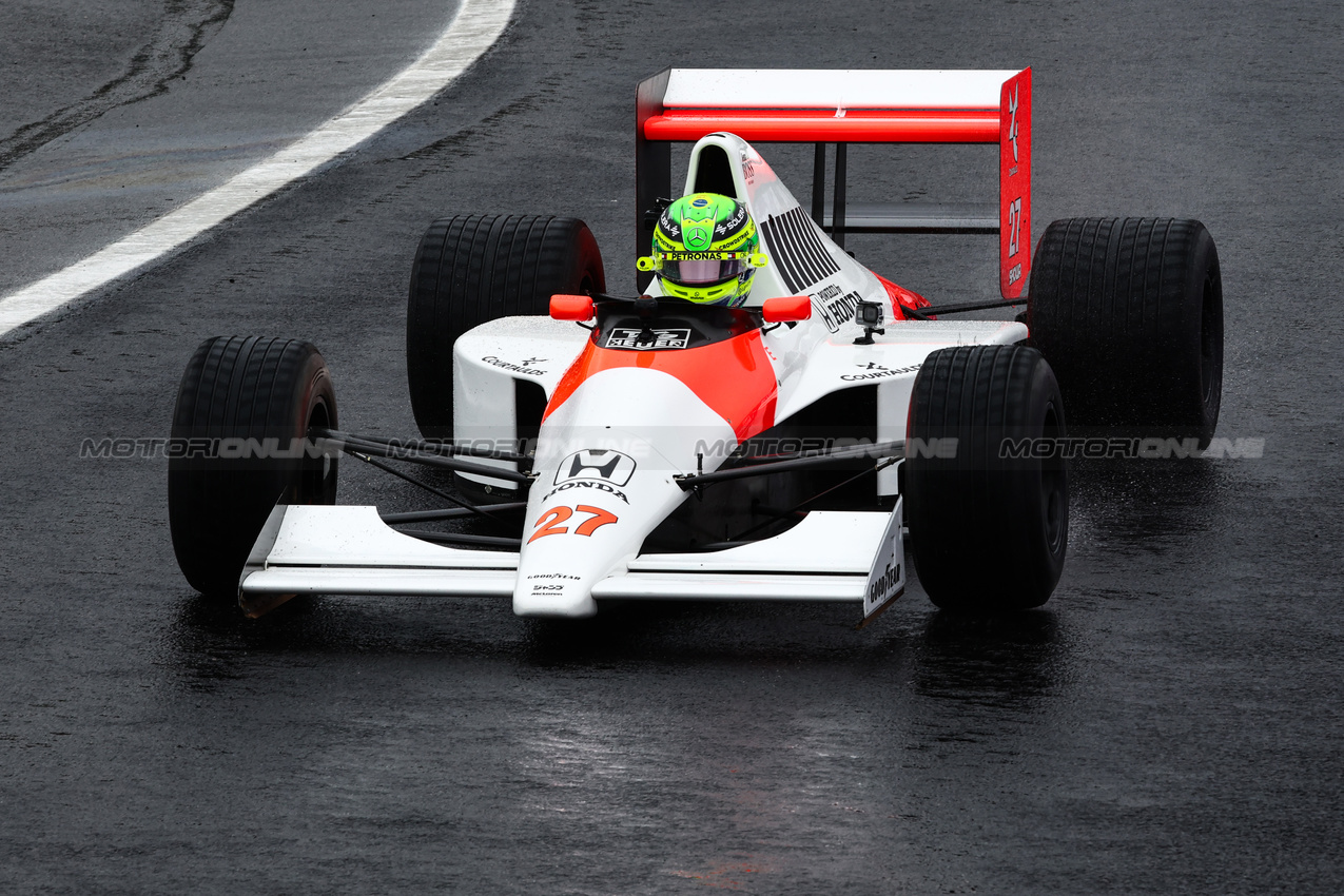 GP BRASILE, Lewis Hamilton (GBR),  drives Ayrton Senna's 1990 title winning car
03.11.2024. Formula 1 World Championship, Rd 21, Brazilian Grand Prix, Sao Paulo, Brazil, Gara Day.
- www.xpbimages.com, EMail: requests@xpbimages.com © Copyright: Charniaux / XPB Images