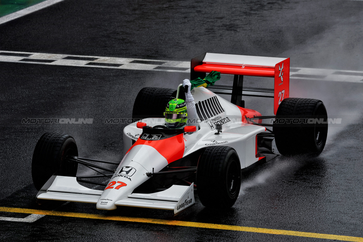 GP BRASILE, Lewis Hamilton (GBR) Mercedes AMG F1 in the McLaren MP4/5B - demonstration run.

03.11.2024. Formula 1 World Championship, Rd 21, Brazilian Grand Prix, Sao Paulo, Brazil, Gara Day.

 - www.xpbimages.com, EMail: requests@xpbimages.com © Copyright: Coates / XPB Images