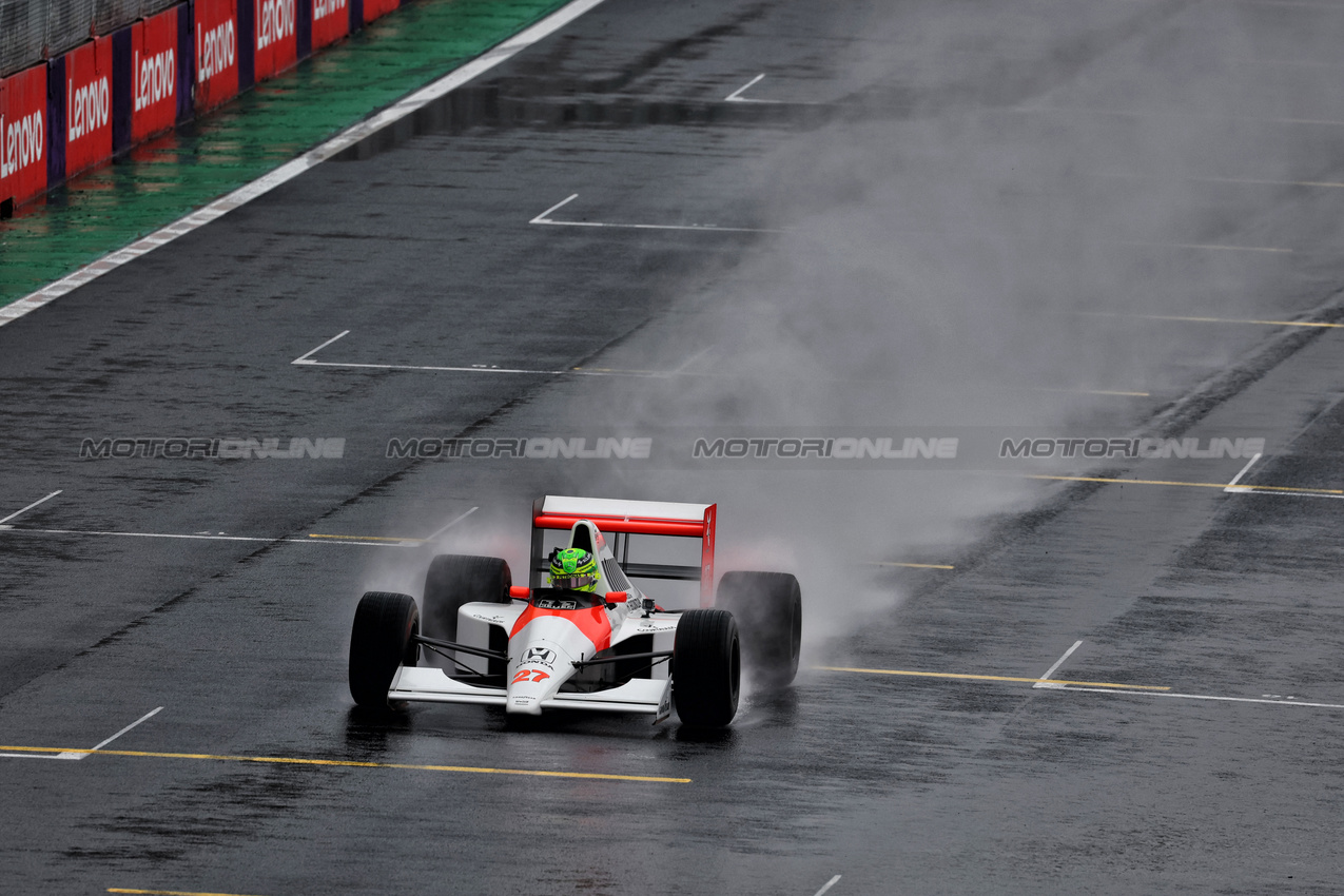 GP BRASILE, Lewis Hamilton (GBR) Mercedes AMG F1 in the McLaren MP4/5B - demonstration run.

03.11.2024. Formula 1 World Championship, Rd 21, Brazilian Grand Prix, Sao Paulo, Brazil, Gara Day.

 - www.xpbimages.com, EMail: requests@xpbimages.com © Copyright: Coates / XPB Images