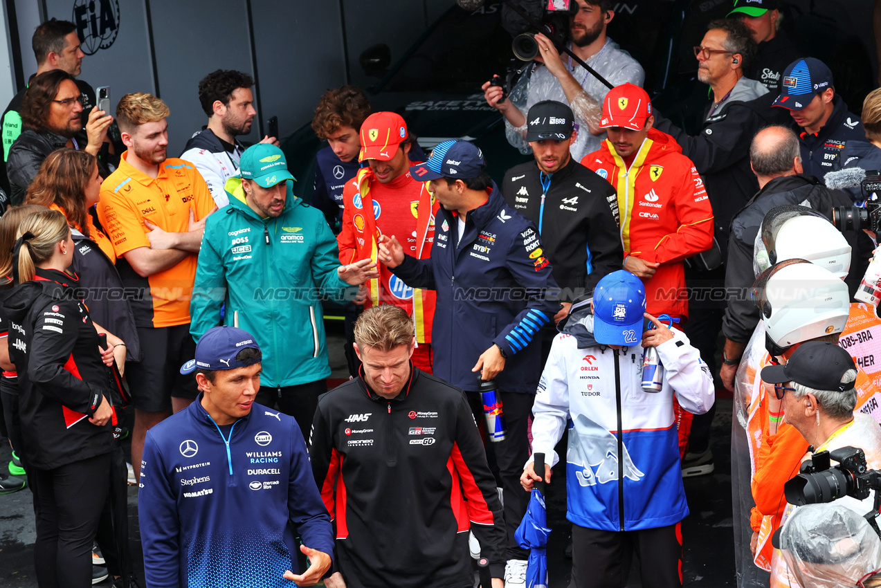 GP BRASILE, (L to R): Alexander Albon (THA) Williams Racing e Nico Hulkenberg (GER) Haas F1 Team on the drivers' parade.

03.11.2024. Formula 1 World Championship, Rd 21, Brazilian Grand Prix, Sao Paulo, Brazil, Gara Day.

 - www.xpbimages.com, EMail: requests@xpbimages.com © Copyright: Coates / XPB Images