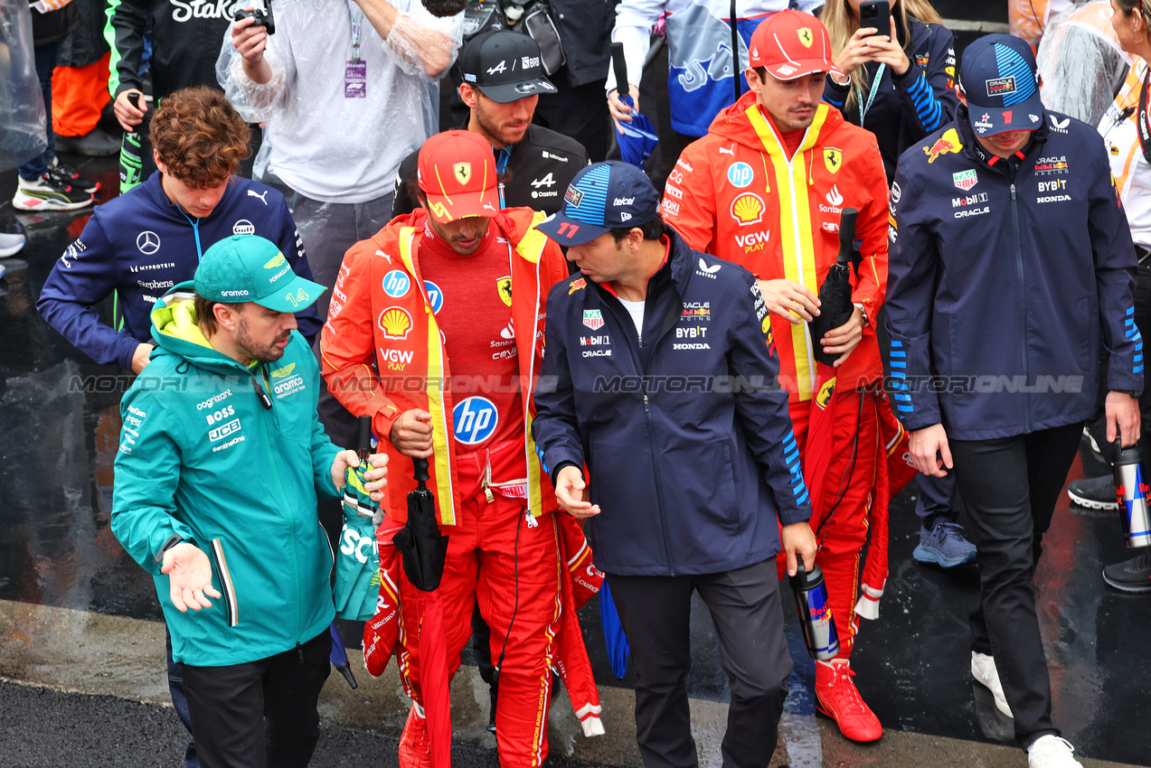 GP BRASILE, (L to R): Fernando Alonso (ESP) Aston Martin F1 Team, Carlos Sainz Jr (ESP) Ferrari; e Sergio Perez (MEX) Red Bull Racing, on the drivers' parade.

03.11.2024. Formula 1 World Championship, Rd 21, Brazilian Grand Prix, Sao Paulo, Brazil, Gara Day.

 - www.xpbimages.com, EMail: requests@xpbimages.com © Copyright: Coates / XPB Images