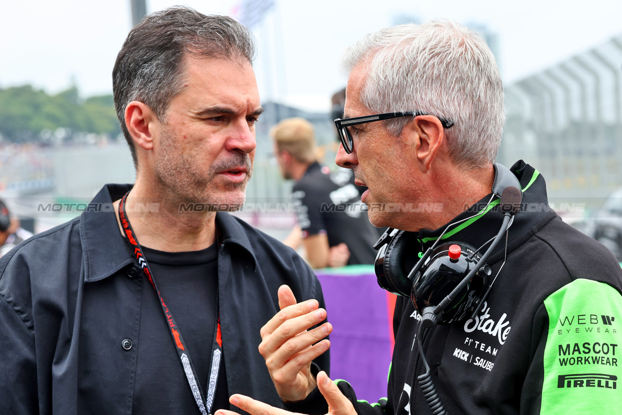 GP BRASILE, (L to R): Marc Hynes (GBR) with Alessandro Alunni Bravi (ITA) Sauber Managing Director e Team Representative on the grid.

03.11.2024. Formula 1 World Championship, Rd 21, Brazilian Grand Prix, Sao Paulo, Brazil, Gara Day.

- www.xpbimages.com, EMail: requests@xpbimages.com © Copyright: Batchelor / XPB Images