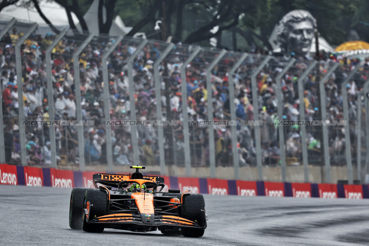 GP BRASILE, Lando Norris (GBR) McLaren MCL38.

03.11.2024. Formula 1 World Championship, Rd 21, Brazilian Grand Prix, Sao Paulo, Brazil, Gara Day.

- www.xpbimages.com, EMail: requests@xpbimages.com © Copyright: Charniaux / XPB Images