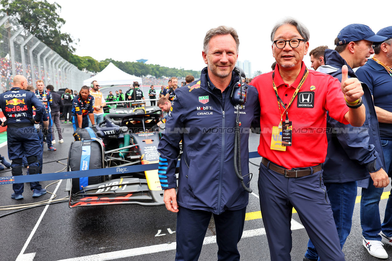 GP BRASILE, (L to R): Christian Horner (GBR) Red Bull Racing Team Principal with Toshihiro Mibe (JPN) Honda President, CEO e Representative Director, on the grid.

03.11.2024. Formula 1 World Championship, Rd 21, Brazilian Grand Prix, Sao Paulo, Brazil, Gara Day.

- www.xpbimages.com, EMail: requests@xpbimages.com © Copyright: Batchelor / XPB Images