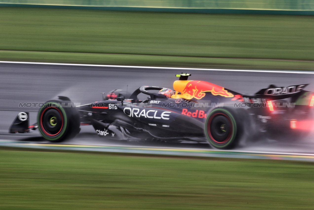 GP BRASILE, Sergio Perez (MEX) Red Bull Racing RB20.

03.11.2024. Formula 1 World Championship, Rd 21, Brazilian Grand Prix, Sao Paulo, Brazil, Gara Day.

 - www.xpbimages.com, EMail: requests@xpbimages.com © Copyright: Staley / XPB Images