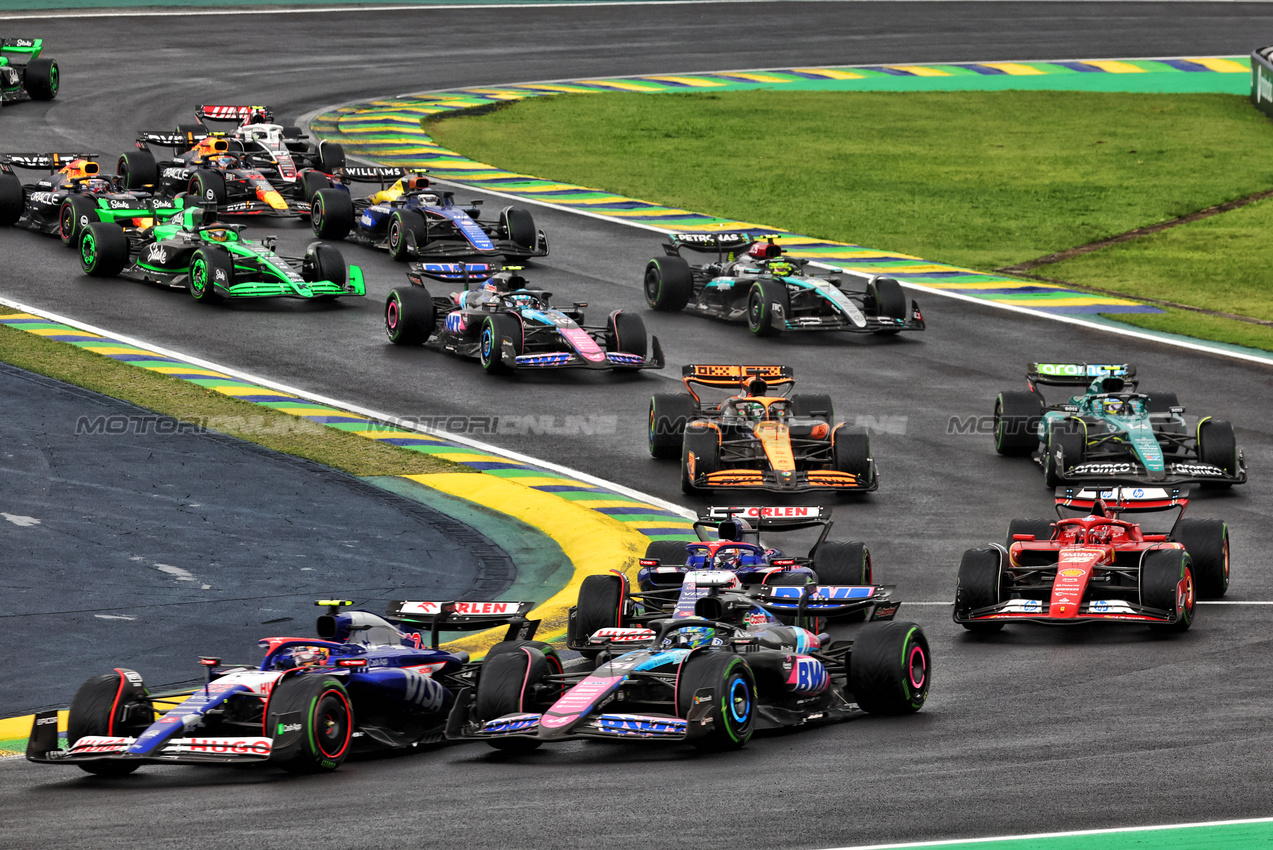 GP BRASILE, Yuki Tsunoda (JPN) RB VCARB 01 e Esteban Ocon (FRA) Alpine F1 Team A524 at the partenza of the race.

03.11.2024. Formula 1 World Championship, Rd 21, Brazilian Grand Prix, Sao Paulo, Brazil, Gara Day.

- www.xpbimages.com, EMail: requests@xpbimages.com © Copyright: Batchelor / XPB Images