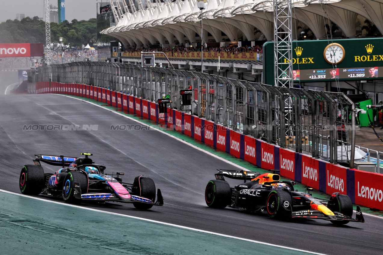 GP BRASILE, Pierre Gasly (FRA) Alpine F1 Team A524 e Max Verstappen (NLD) Red Bull Racing RB20 battle for position.

03.11.2024. Formula 1 World Championship, Rd 21, Brazilian Grand Prix, Sao Paulo, Brazil, Gara Day.

- www.xpbimages.com, EMail: requests@xpbimages.com © Copyright: Charniaux / XPB Images